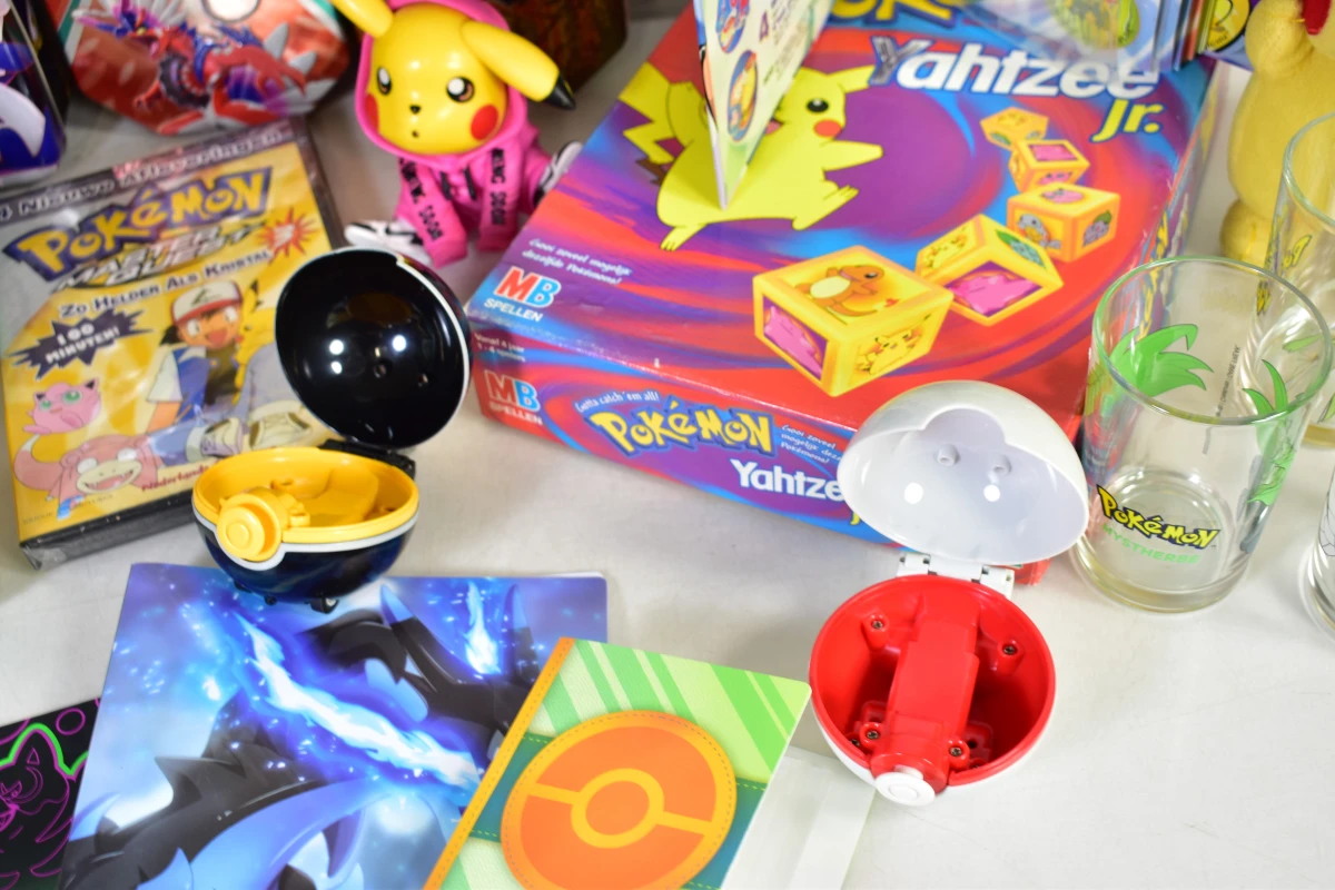 Grote gemengde Pokémon-verzameling met spellen, knuffels en verzamelitems - foto 5