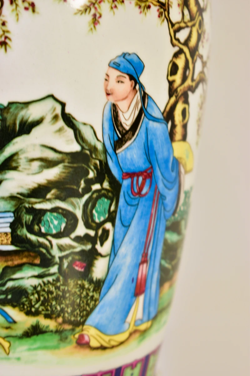 Chinese porseleinen vaas met figuren en vermoedelijk een Qianlong-merk - foto 3