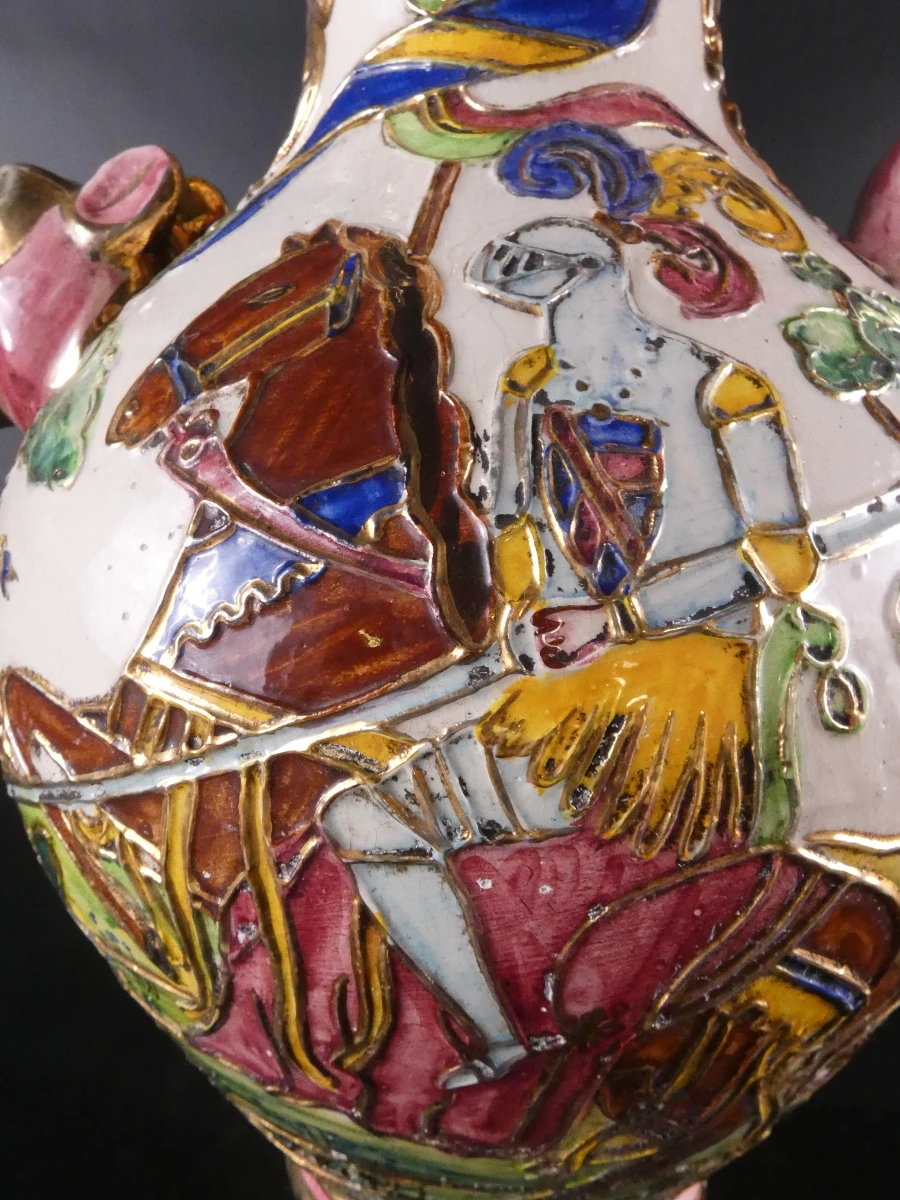 Vintage keramische kan – rijk gedecoreerd met ridders, middeleeuwse taferelen en gouden accenten - foto 5