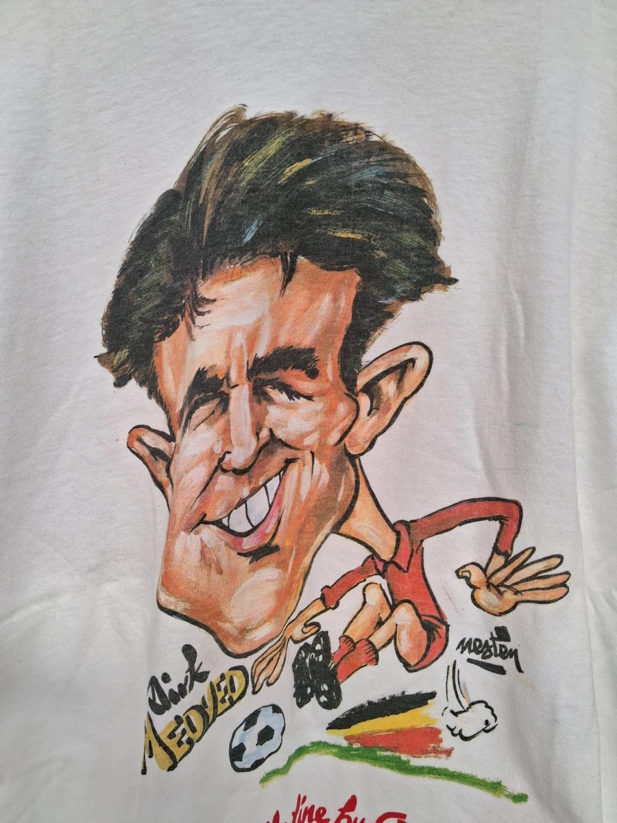 Vintage T-shirt met karikatuur van Dirk Medved door Nesten
