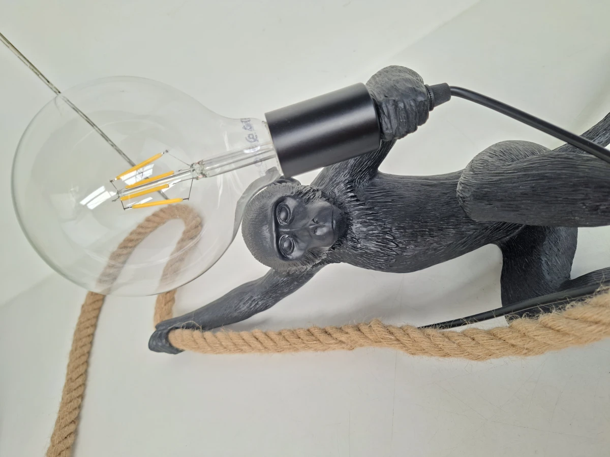 Exotische Eyecatcher: Zwarte Aap Lamp aan Touw (Monkey Lamp)
