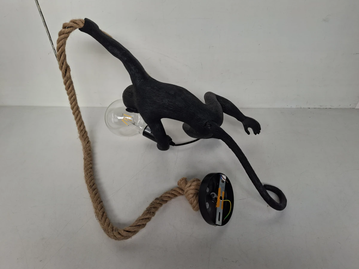 Exotische Eyecatcher: Zwarte Aap Lamp aan Touw (Monkey Lamp)