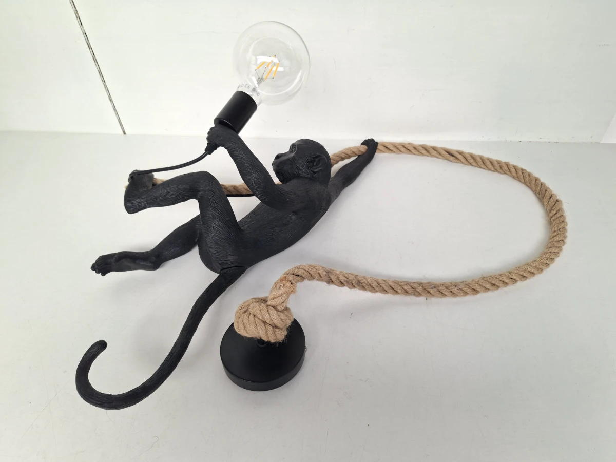 Exotische Eyecatcher: Zwarte Aap Lamp aan Touw (Monkey Lamp)