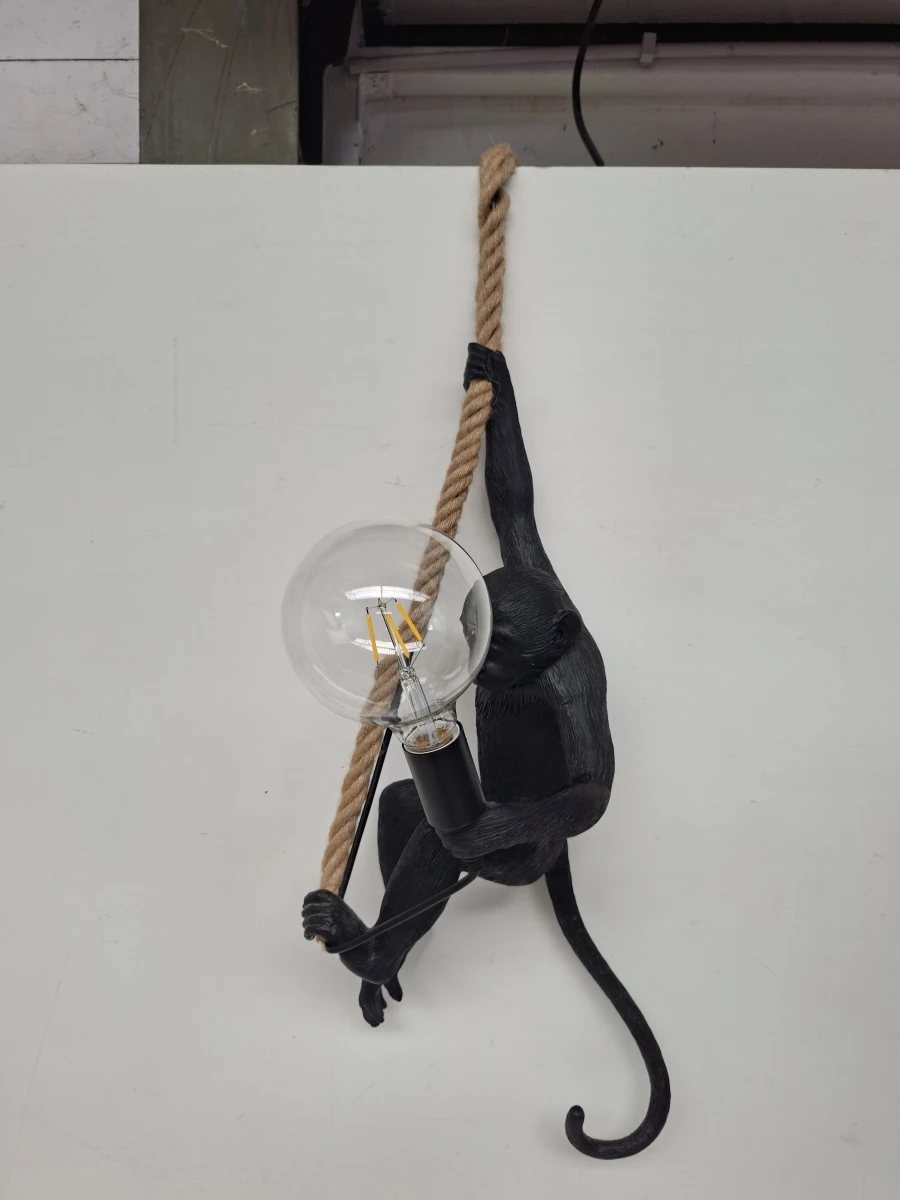 Exotische Eyecatcher: Zwarte Aap Lamp aan Touw (Monkey Lamp)