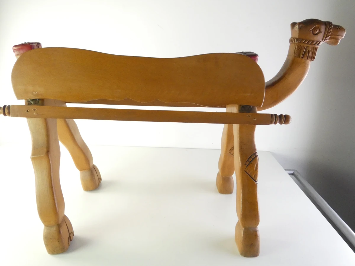 Houten kameel kruk met leren zitting - foto 2