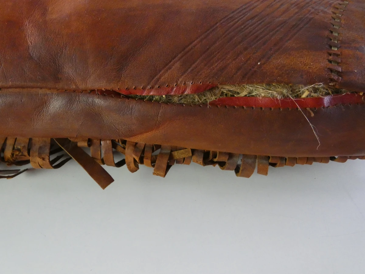 Houten kameel kruk met leren zitting - foto 15
