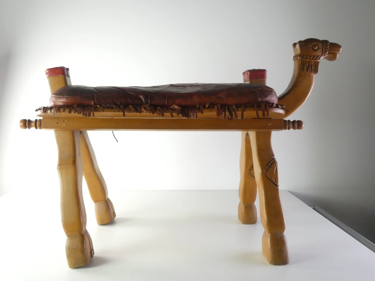 Houten kameel kruk met leren zitting - foto 16