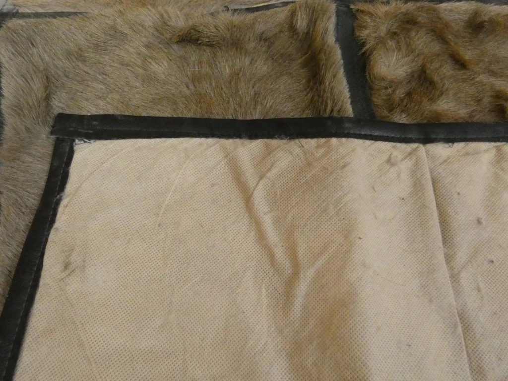 Vloerkleed van dierenhuiden met zwarte biezen - foto 3