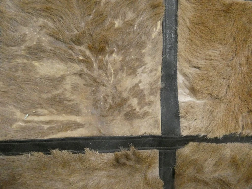 Vloerkleed van dierenhuiden met zwarte biezen - foto 4