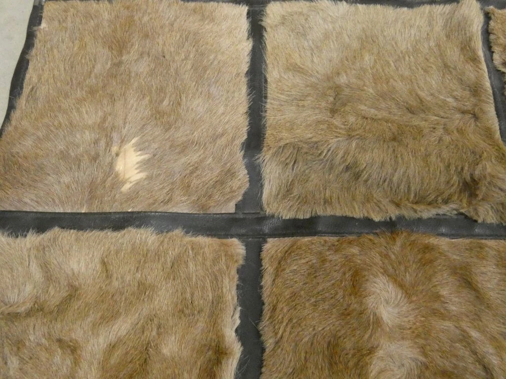Vloerkleed van dierenhuiden met zwarte biezen - foto 2