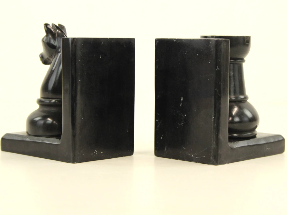 Sculpturale schaakboekensteunen in steen - foto 6