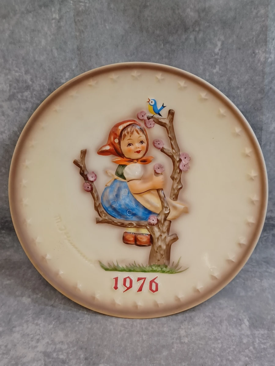 Originele Goebel Hummel set: Jaarbord 1976 en passend beeldje "Apple Tree Boy" - foto 2