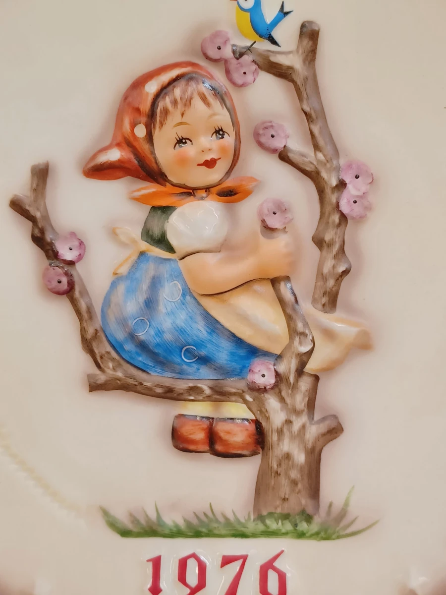 Originele Goebel Hummel set: Jaarbord 1976 en passend beeldje "Apple Tree Boy" - foto 4