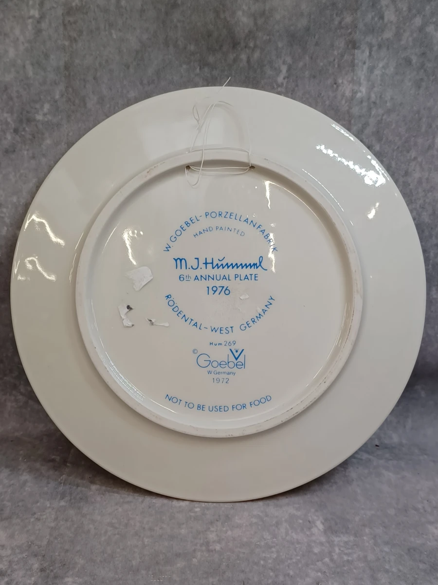 Originele Goebel Hummel set: Jaarbord 1976 en passend beeldje "Apple Tree Boy" - foto 6