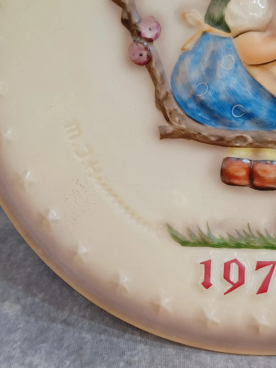 Originele Goebel Hummel set: Jaarbord 1976 en passend beeldje "Apple Tree Boy" - foto 3
