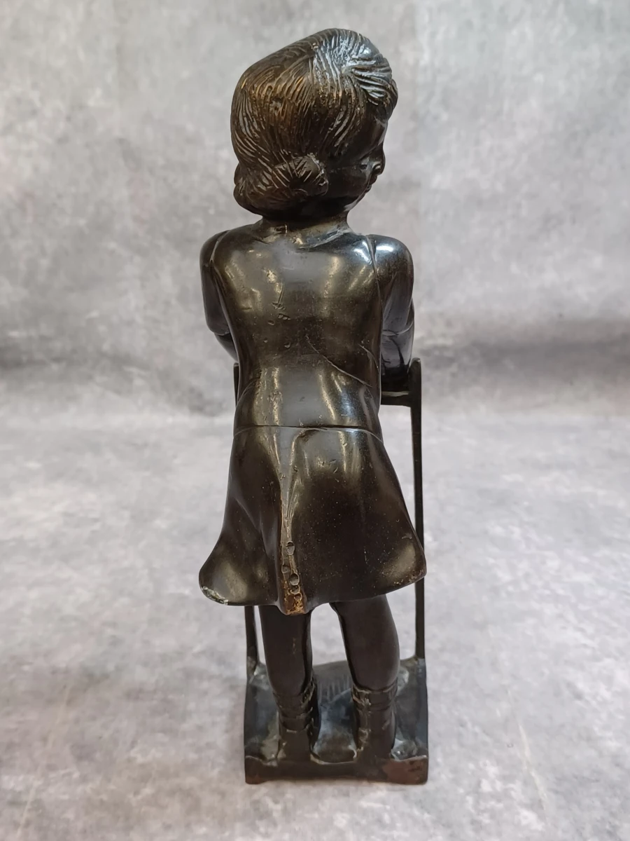 Karaktervol bronzen beeldje van een meisje - foto 5