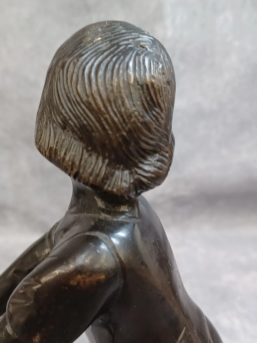 Karaktervol bronzen beeldje van een meisje - foto 8