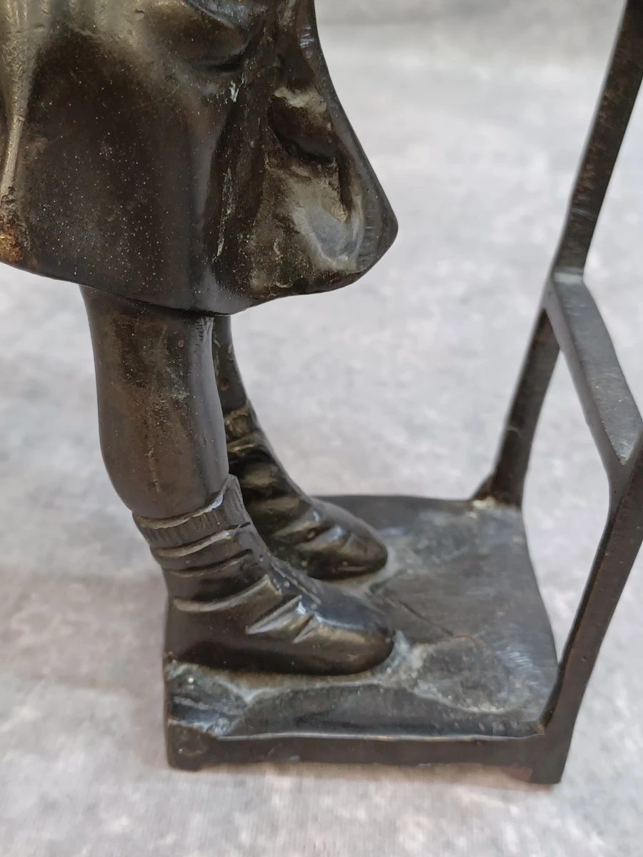 Karaktervol bronzen beeldje van een meisje - foto 4