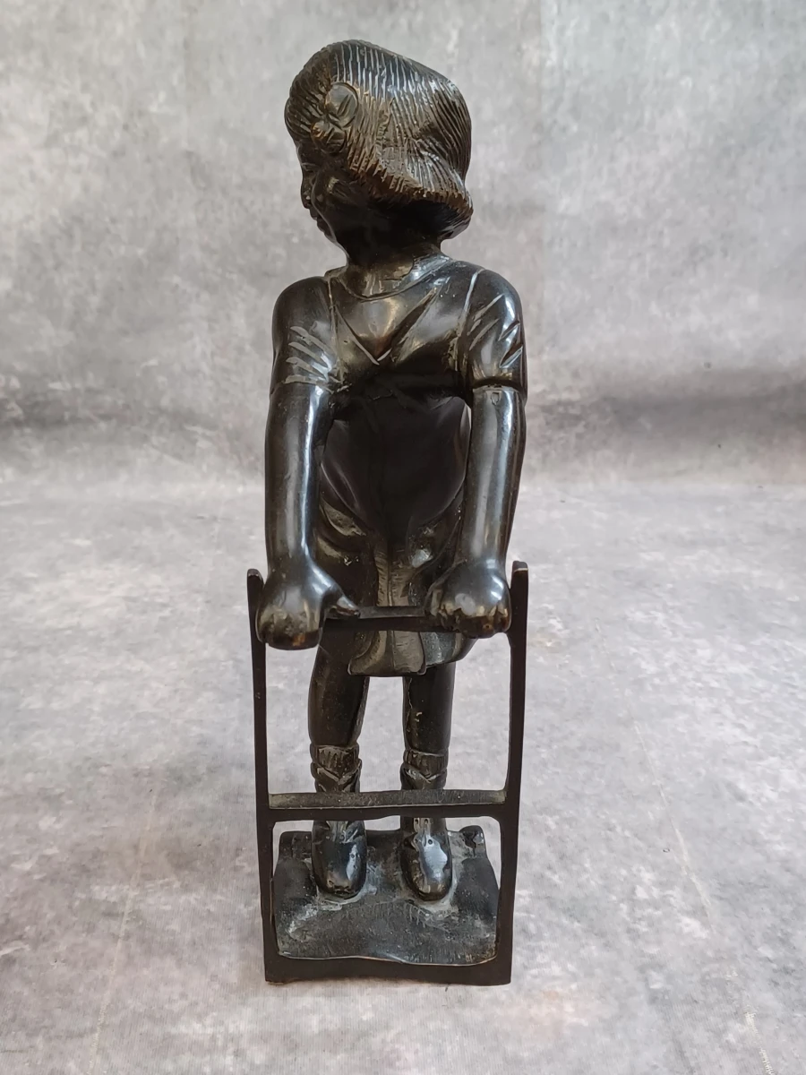 Karaktervol bronzen beeldje van een meisje - foto 10