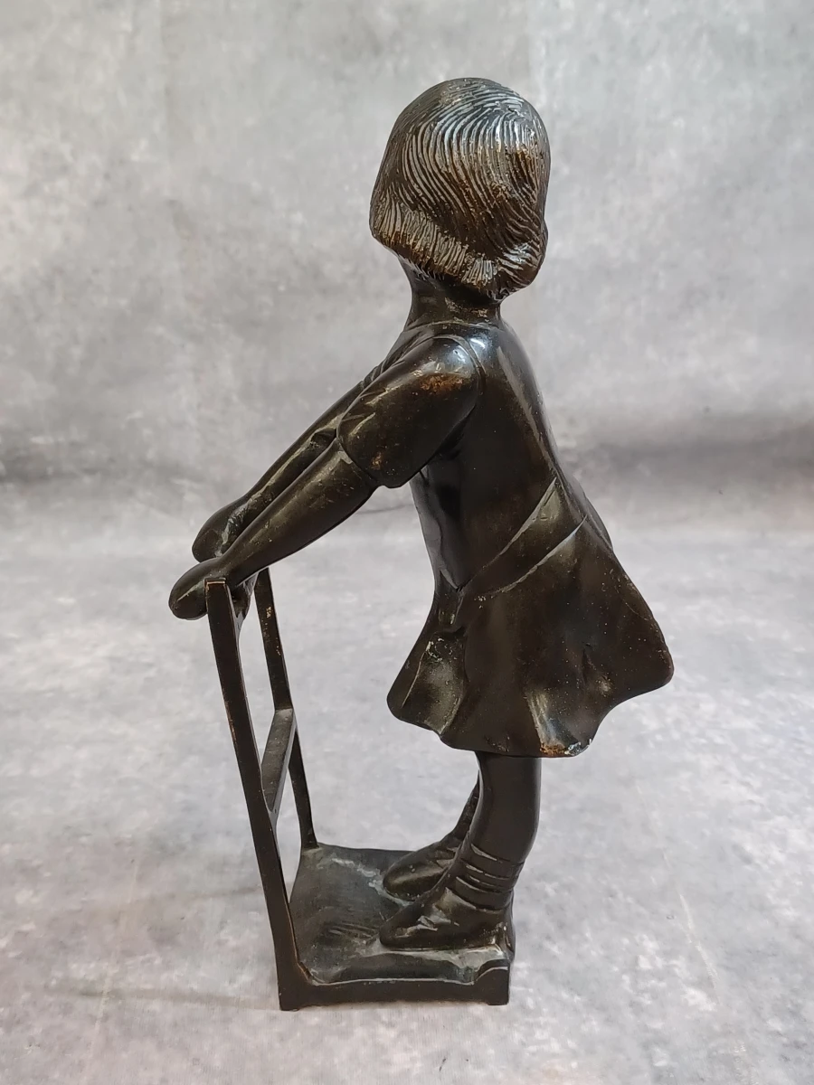 Karaktervol bronzen beeldje van een meisje - foto 7