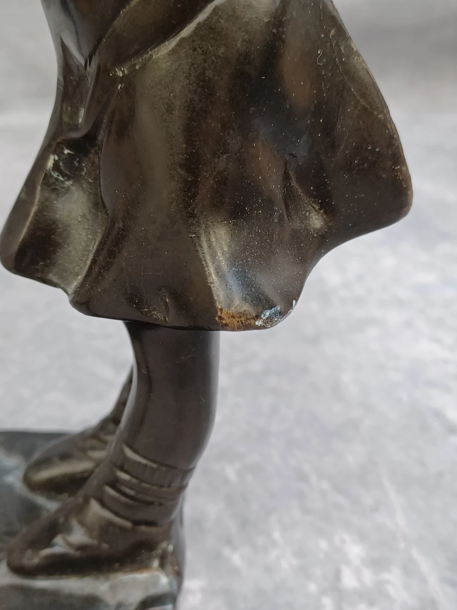 Karaktervol bronzen beeldje van een meisje - foto 9