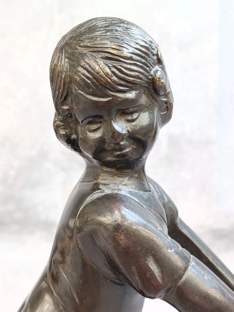 Karaktervol bronzen beeldje van een meisje - foto 3