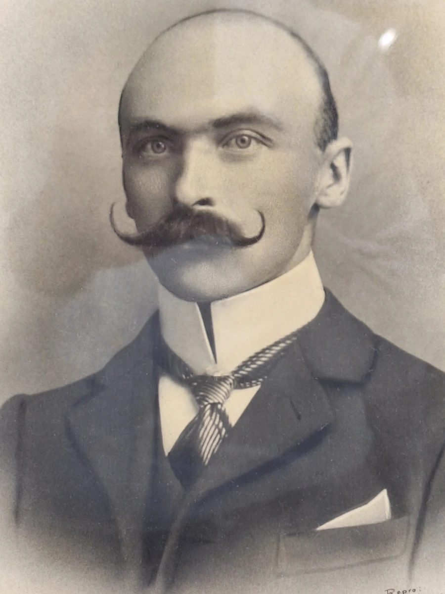 Antieke studiofoto van een heer met imposante snor - Belle Époque, circa 1900 - foto 3