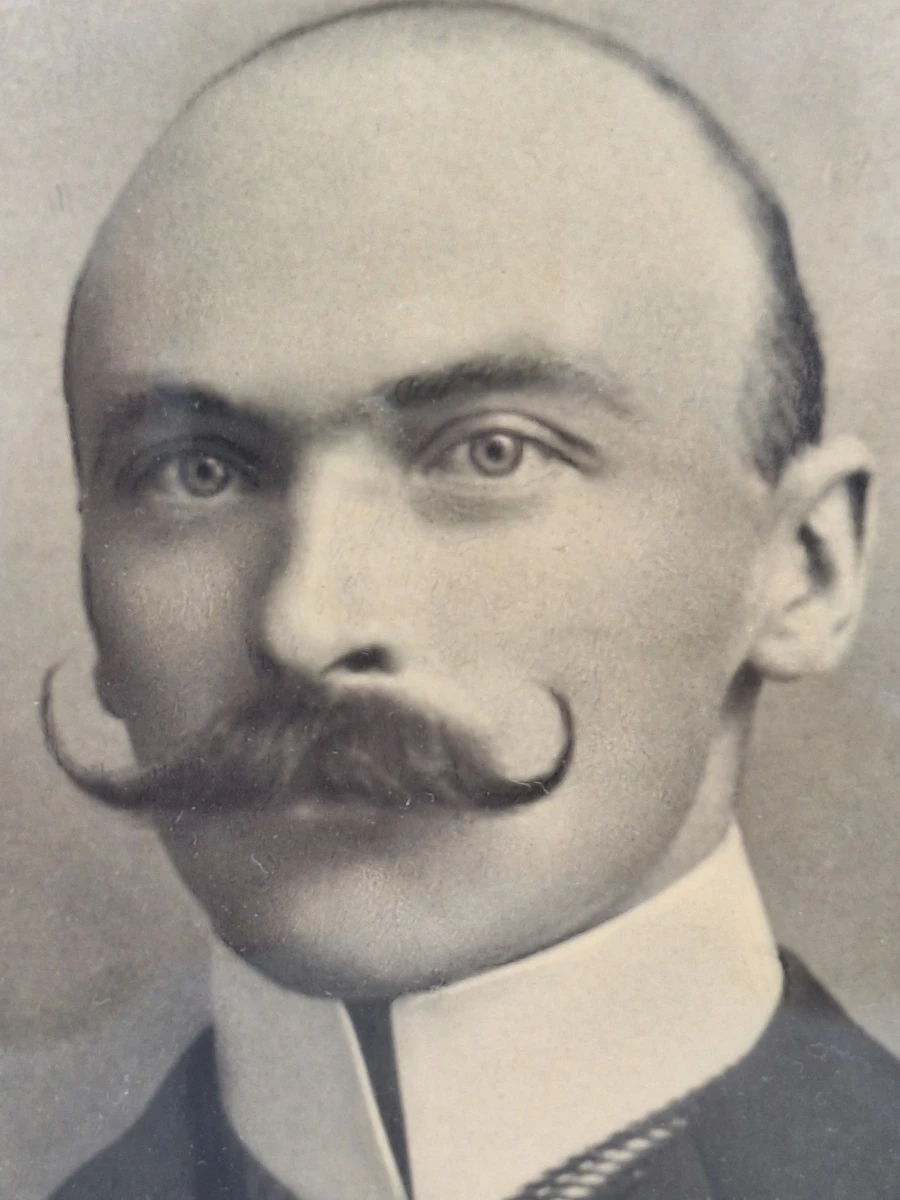 Antieke studiofoto van een heer met imposante snor - Belle Époque, circa 1900 - foto 4