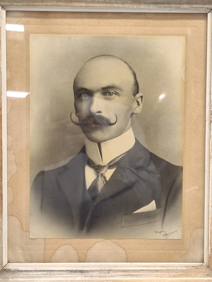 Antieke studiofoto van een heer met imposante snor - Belle Époque, circa 1900 - foto 2