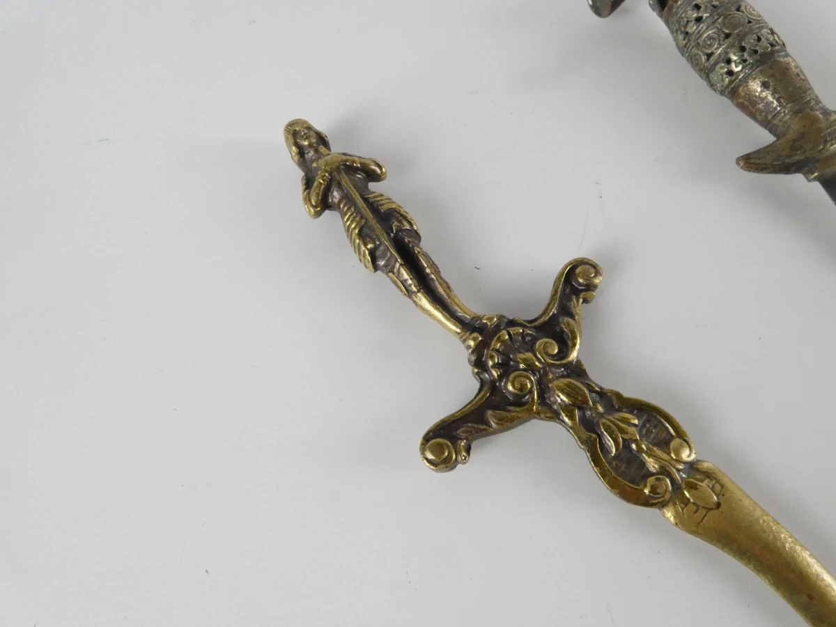 Set van diverse decoratieve dolken(6) en zakmessen(10) - foto 7