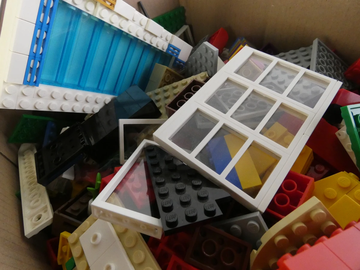 Grote doos met diverse bouwstenen en figuren – kavel bij De Kringwinkel, Heverlee