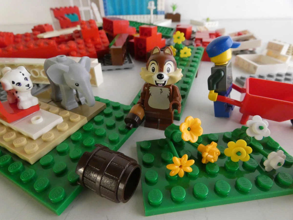 Grote doos met diverse bouwstenen en figuren - foto 6