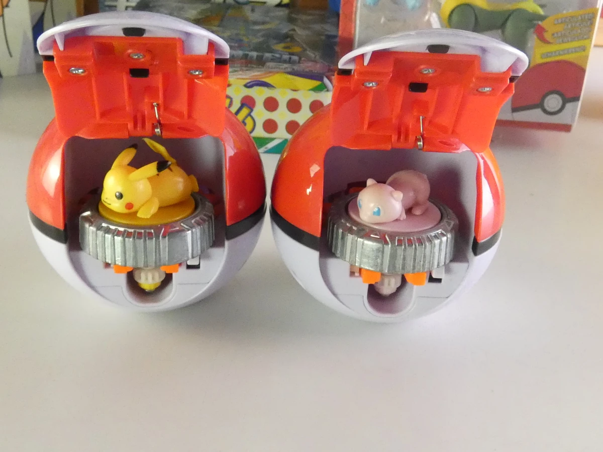 Pokémon verzamelset met figuren, posters en accessoires – foto 5 – kavel bij De Kringwinkel, Heverlee