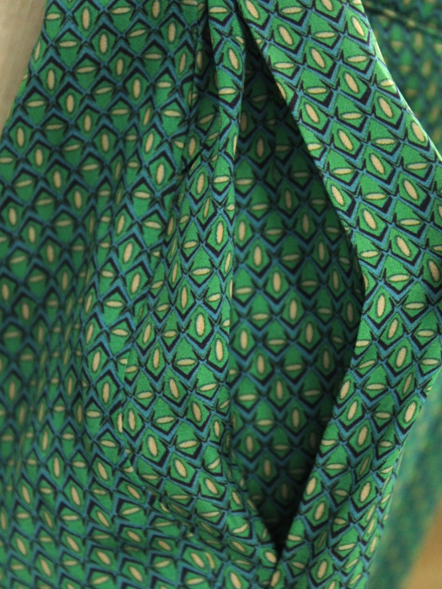 RAE Antwerp elegante wijde damesbroek in soepelvallende stof in peacockkleur met paisley patroon - foto 7