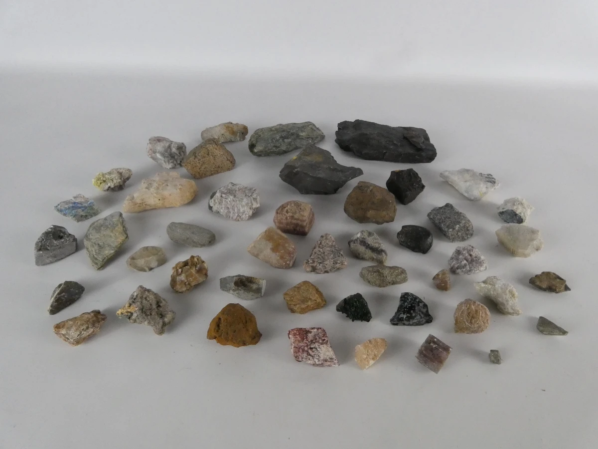 Verzameling diverse mineralen en gesteenten – kavel bij De Kringwinkel, Heverlee