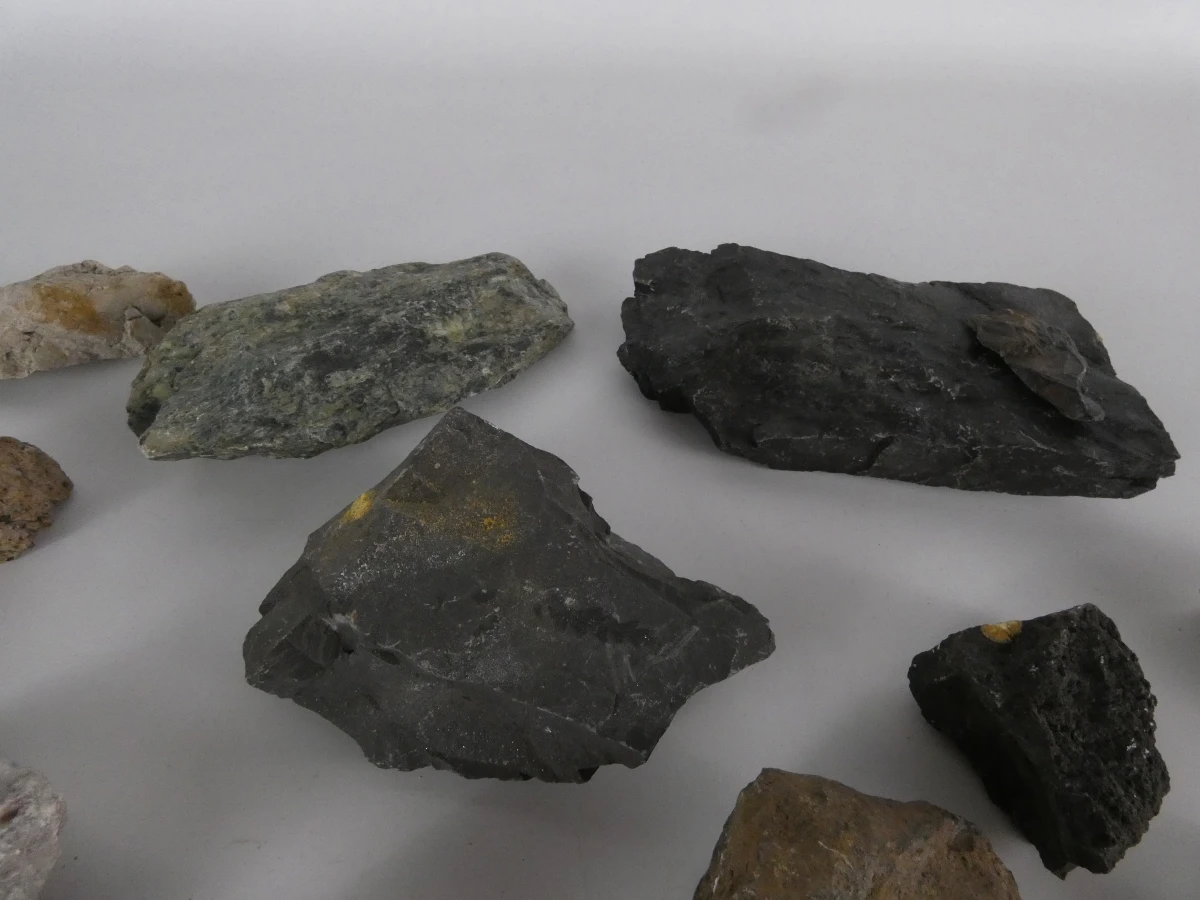 Verzameling diverse mineralen en gesteenten - foto 2