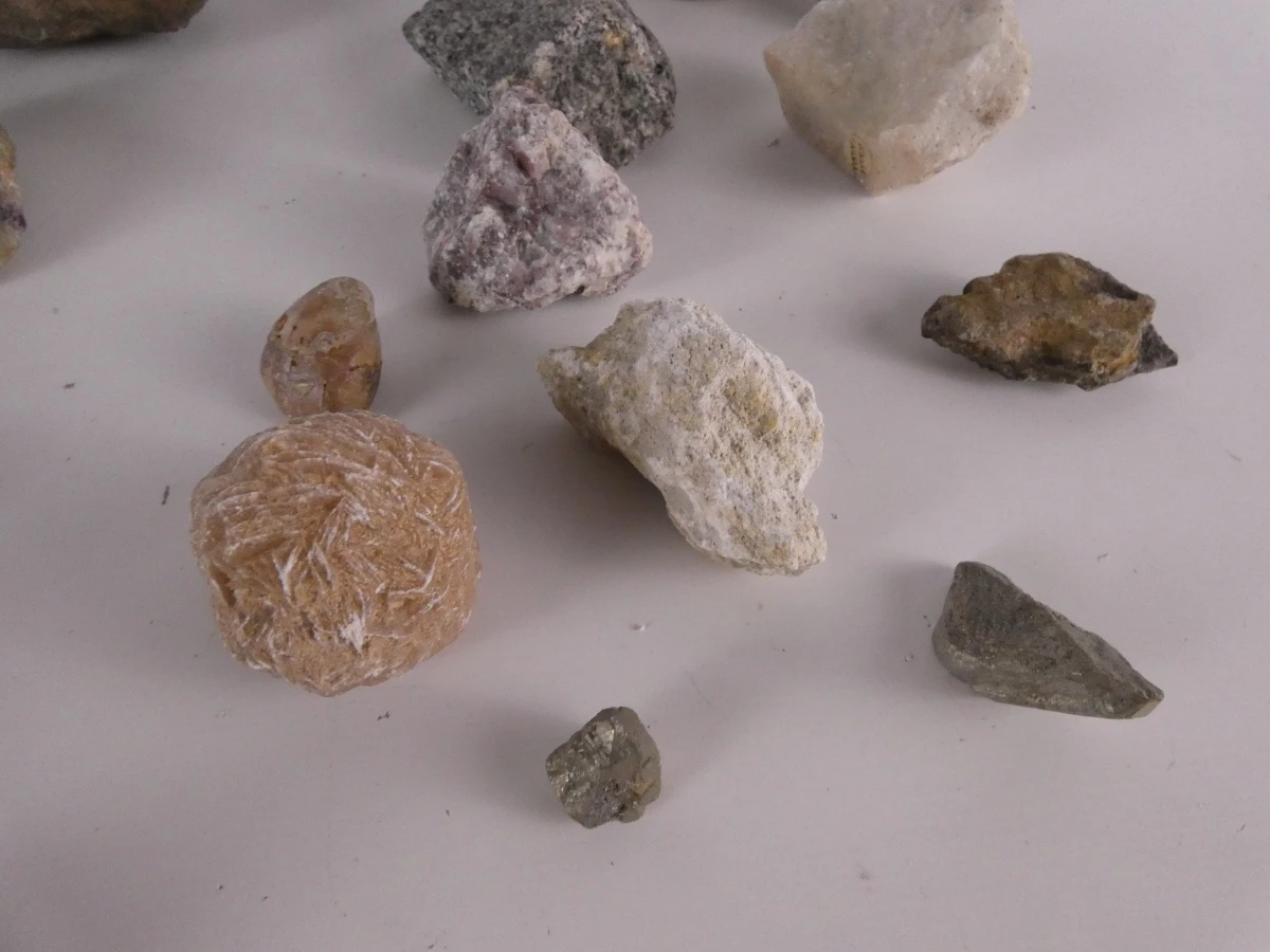 Verzameling diverse mineralen en gesteenten - foto 10