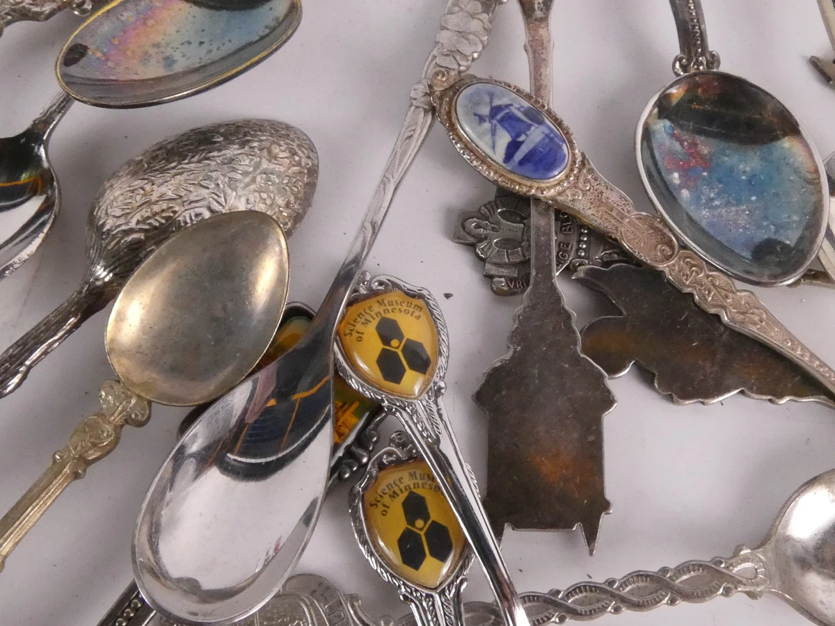 Verzameling souvenirlepels diverse steden en thema's(313 stuks) - foto 13