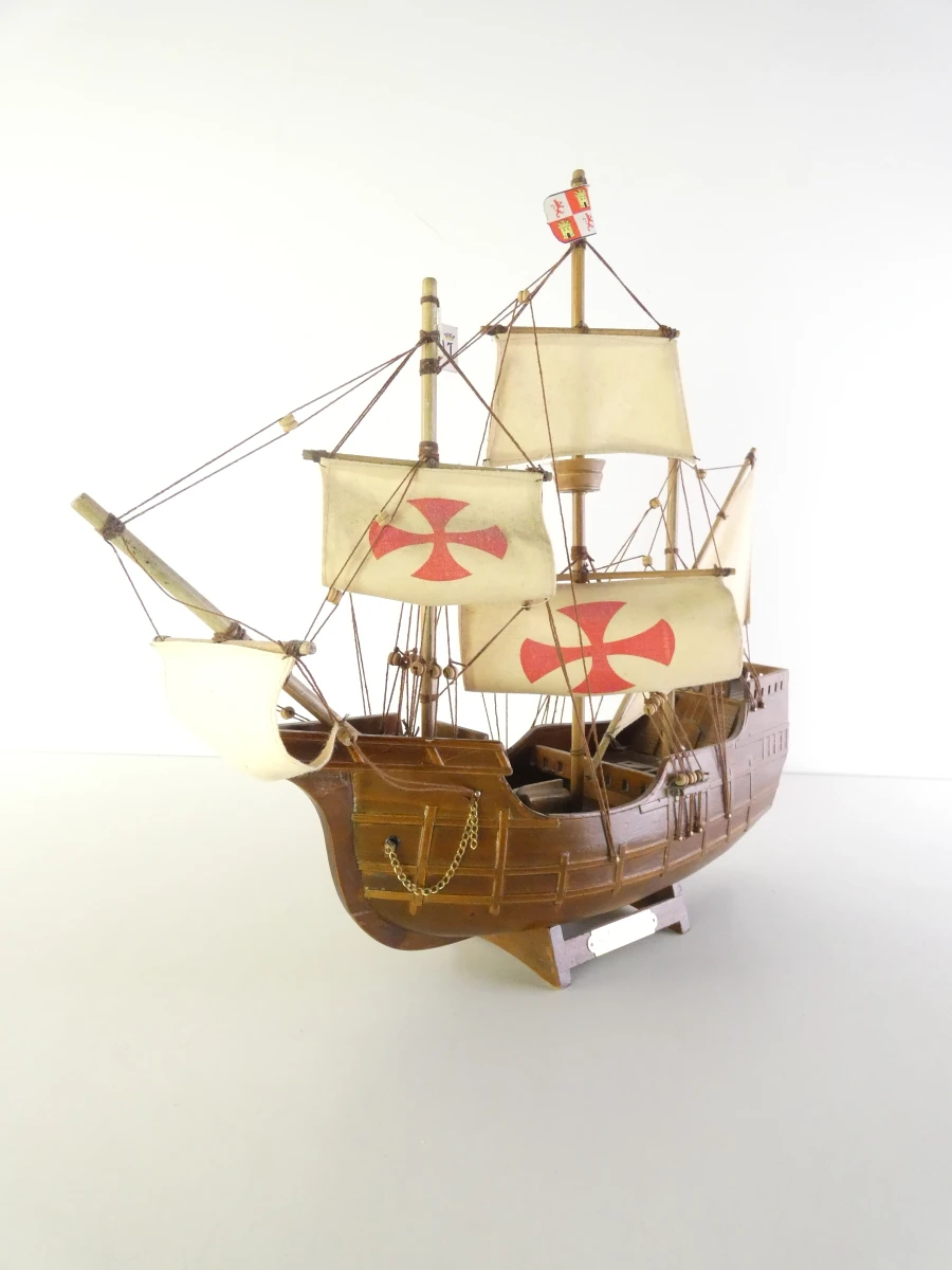 Handgemaakt houten schaalmodel van de Santa María - Spaanse vlaggenschip – kavel bij De Kringwinkel, Heverlee