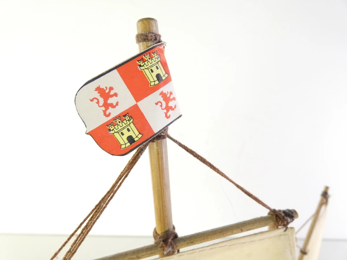 Handgemaakt houten schaalmodel van de Santa María - Spaanse vlaggenschip – foto 3 – kavel bij De Kringwinkel, Heverlee