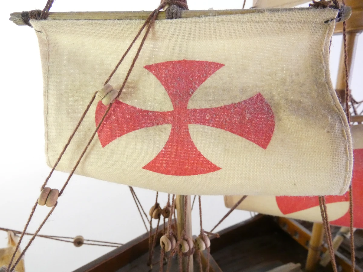 Handgemaakt houten schaalmodel van de Santa María - Spaanse vlaggenschip – foto 6 – kavel bij De Kringwinkel, Heverlee