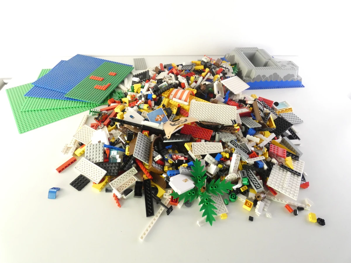 Losse LEGO onderdelen en minifiguren met piraten en soldaten – kavel bij De Kringwinkel, Heverlee