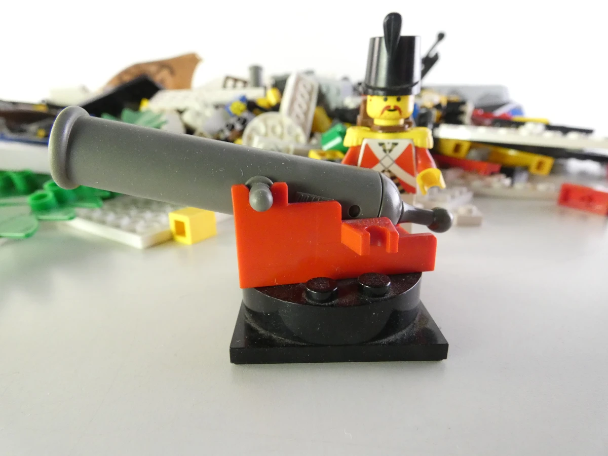 Losse LEGO onderdelen en minifiguren met piraten en soldaten - foto 2