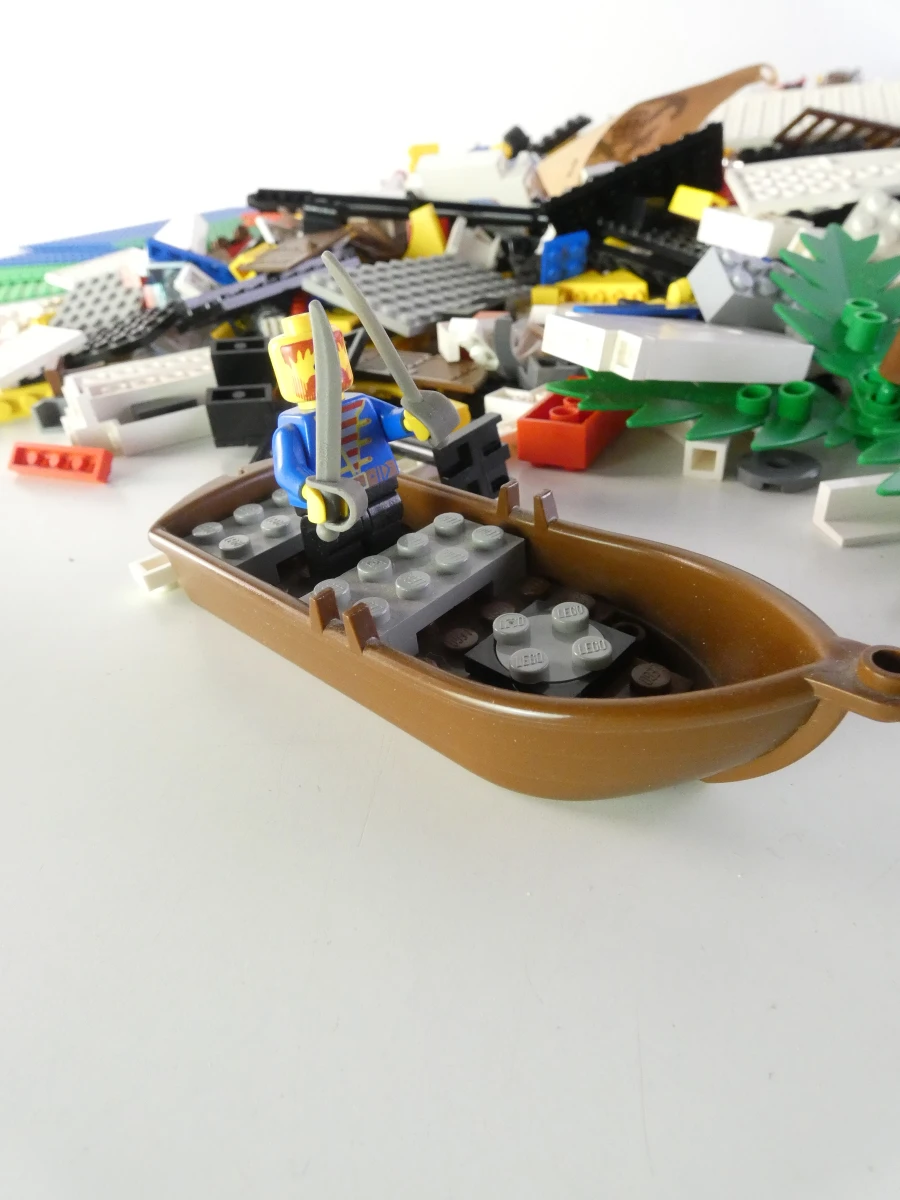 Losse LEGO onderdelen en minifiguren met piraten en soldaten - foto 3