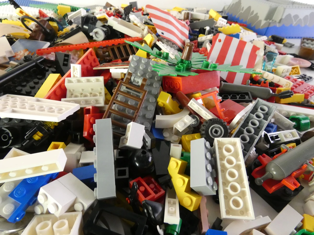 Losse LEGO onderdelen en minifiguren met piraten en soldaten - foto 4