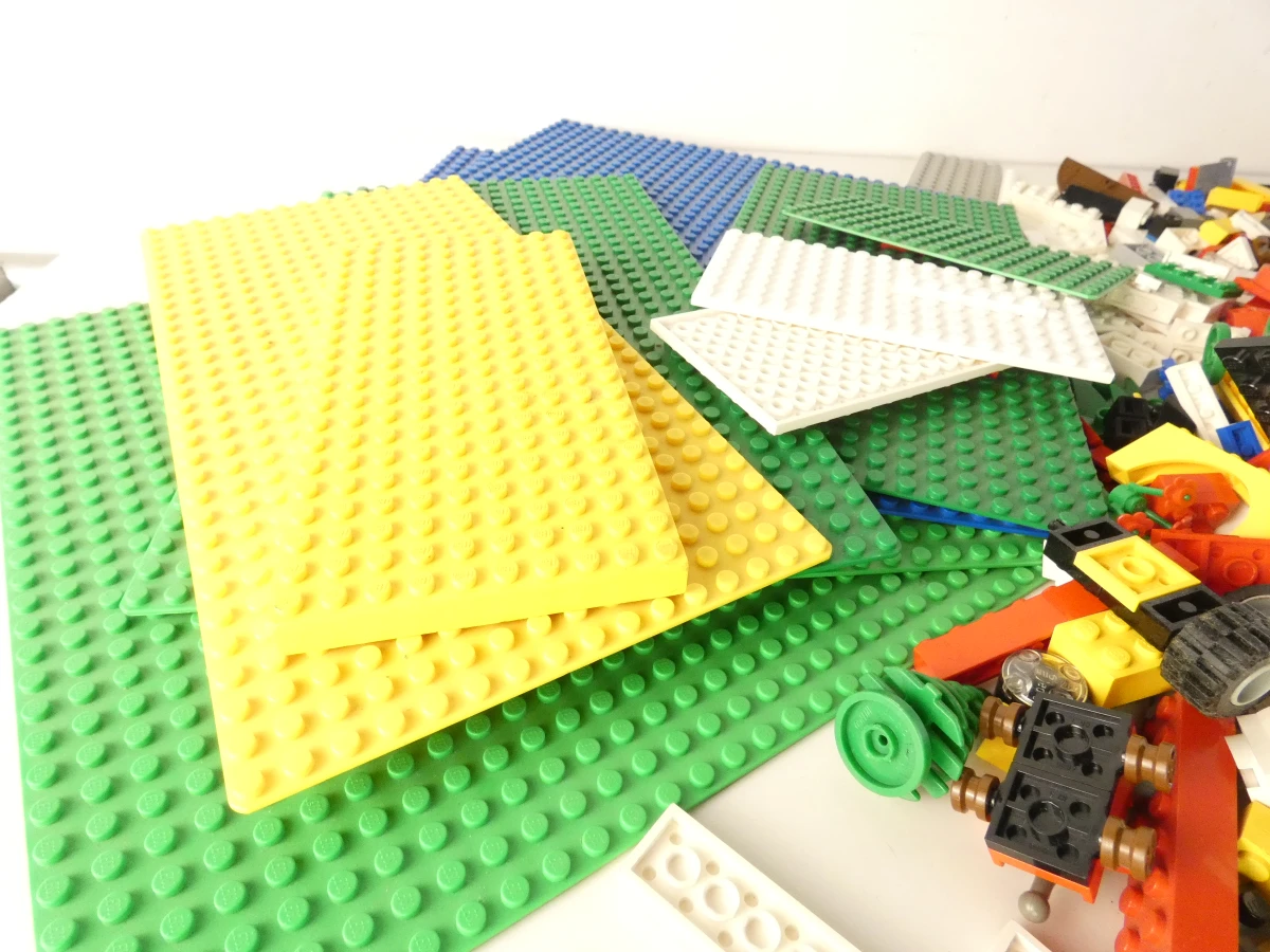 Losse LEGO onderdelen en minifiguren met piraten en soldaten - foto 5