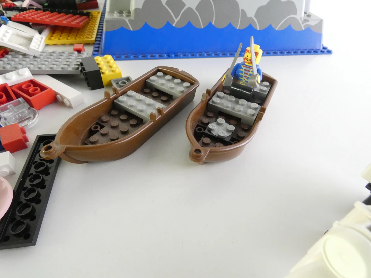Losse LEGO onderdelen en minifiguren met piraten en soldaten - foto 7