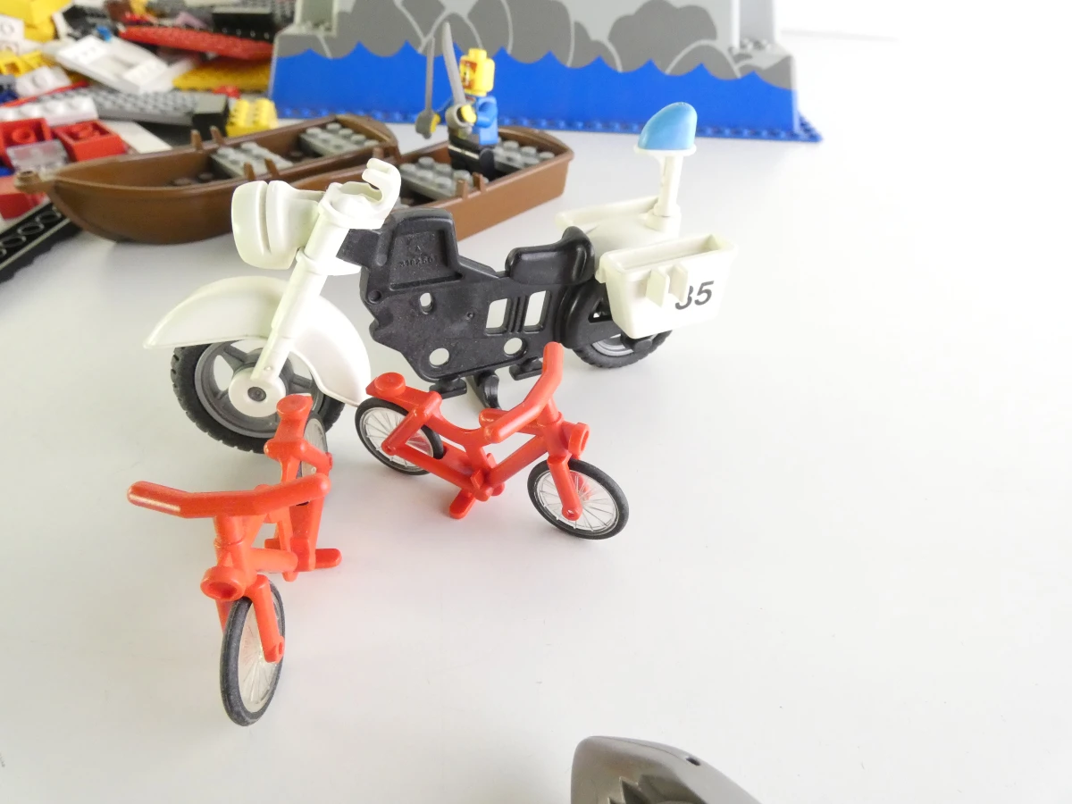Losse LEGO onderdelen en minifiguren met piraten en soldaten - foto 8