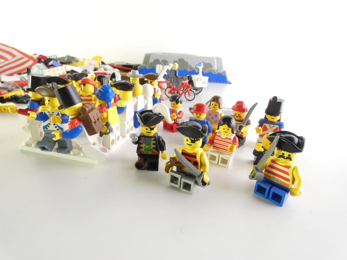 Losse LEGO onderdelen en minifiguren met piraten en soldaten - foto 9