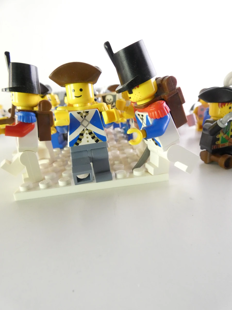 Losse LEGO onderdelen en minifiguren met piraten en soldaten - foto 10
